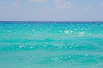 Fototapeta na wymiar Horizon over the caribbean sea with clear water as a backdrop.