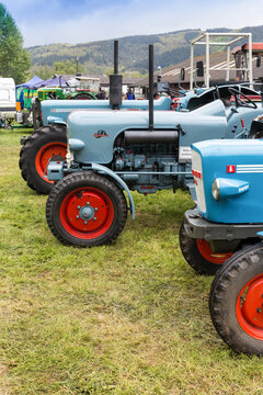 Traktoren der untergegangenen Firma Eicher auf einer Oldtimer Traktorausstelung am 04. Mai 2019 in H&ouml;nningen an der Ahr, Deutschland
