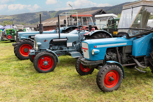 Traktoren der untergegangenen Firma Eicher auf einer Oldtimer Traktorausstelung am 04. Mai 2019 in H&ouml;nningen an der Ahr, Deutschland