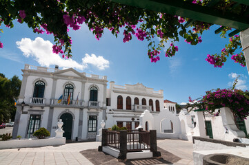 Vista de la plaza mayor de Haria con su ayuntamiento en Lanzarote, islas Canarias, España.