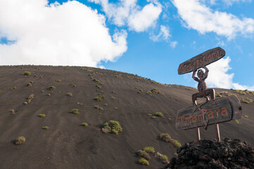 Vista del paisaje volcánico del parque nacional de Timanfaya en Lanzarote, Canarias  con su cartel anunciador.