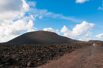 Fototapeta na wymiar Paisaje volcánico del parque nacional de Timanfaya, Lanzarote, Canarias, españa.