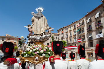 La cofradía del Carmen escolta en la procesión a la imagen de la virgen del Carmen en Molina de...