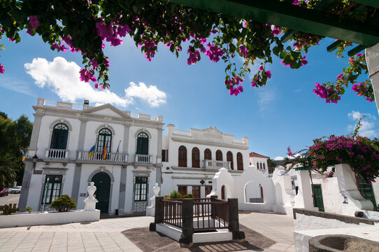Vista de la plaza mayor de Haria con su ayuntamiento en Lanzarote, islas Canarias, Espa&ntilde;a.