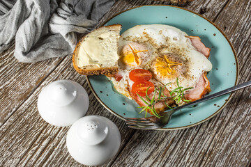 Fried eggs with pork ham.