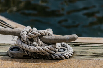 Fototapeta na wymiar Boat cleat with rope