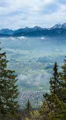 Vertikales Panorama Alpen Bergwelt von oben 
