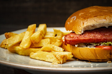 Hamburguesa de chorizo y papas fritas 