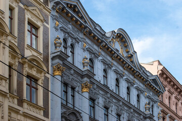 Fototapeta na wymiar Walking along the road, beautiful buildings of Vienna with blue sky 01.04.2023. vienna, austria.