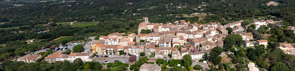 Fototapeta na wymiar Photo panoramique aérienne prise par drone sur Village de Gassin, dans le Var, sur la Côte d'Azur, en France, en Europe