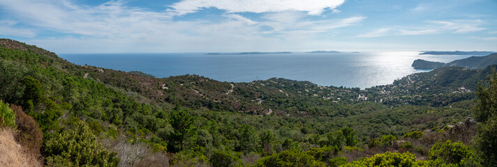 Photo panoramique prise depuis les hauteurs de la route du Canadel de la Côte du Lavandou et du Cap Nègre, sur la Côte d'Azur, en France, en Europe