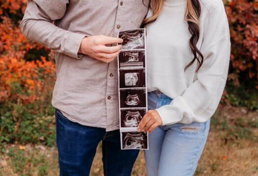 couple with baby sonogram