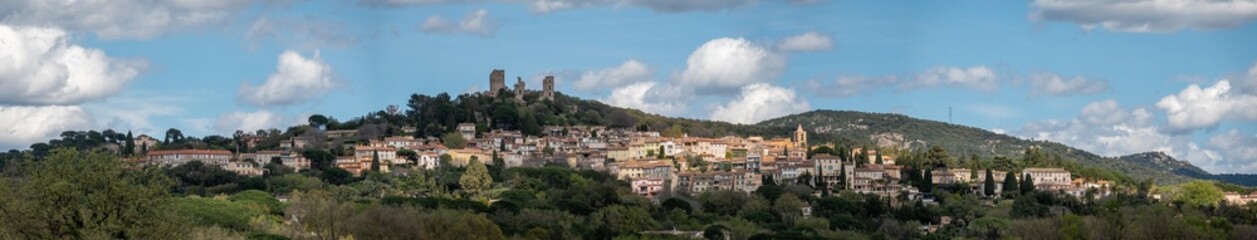 Fototapeta na wymiar Photo panoramique du village de Grimaud surmonté de son château médiéval partiellement ruiné, dans le Var, en France, en Europe