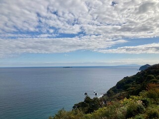 Obraz premium 熱海・アカオハーブ&ローズガーデンからの眺め 海沿い