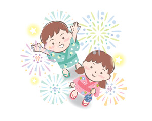 花火を見上げる浴衣姿の子供たち