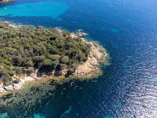 Fototapeta na wymiar Vue en drone de la Calanque d'Aiguebonne, le sentier littoral entre la plage de Gigaro, la plage du brouis et Cap Lardier à la Croix-Valmer, en France, en Europe