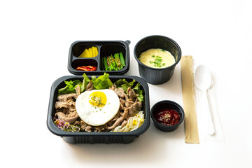 Fototapeta na wymiar stir-fried meat and side dishes in a take-out container