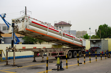 Mobile gas refueller for the transportation of compressed natural gas CNG