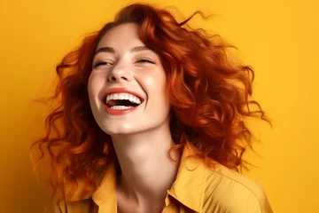 Fotobehang Eine Frau lacht herzlich KI © KNOPP VISION