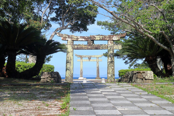 Fototapeta na wymiar 長崎の池の御前神社の鳥居01