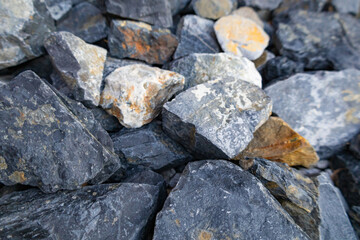 【背景】一面に敷き詰められた中サイズの綺麗な石、岩の背景・ガビオンに使われる中の石ころ