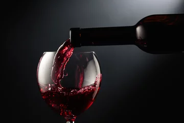 Gardinen Pouring red wine into a wine glass. © Igor Normann