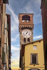 Lucca, Italy , wiew of the Torre Delle Ore (closk tower) n the old town - obrazy, fototapety, plakaty
