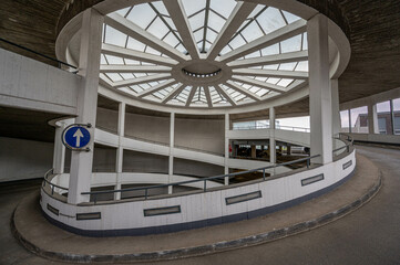 Futuristisches Parkhaus.