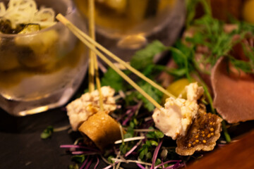 おしゃれなアフタヌーンティの軽食、アペタイザーの盛り合わせ・前菜・アンティパストのおつまみ