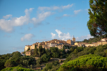 Fototapeta na wymiar Vue d'ensemble du village de Ramatuelle et son clocher, sur la Côte d'Azur, en France, en Europe