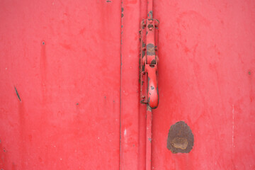 Tür Verschluss, Altes rotes Tor zur Autowerkstatt, geschlossen