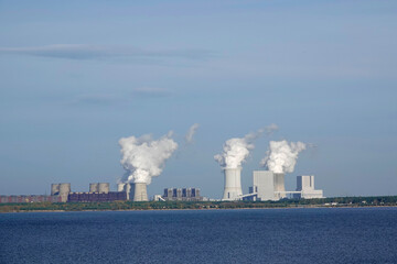 Blick über den Bärwalder See zum Kraftwerk Boxberg	