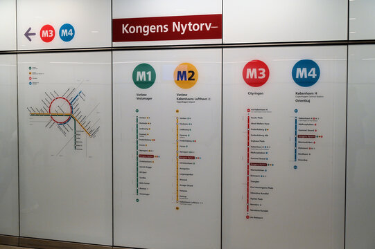 Panneau d'information de la station de métro Kongens Nytorv de Copenhague au Danemark
