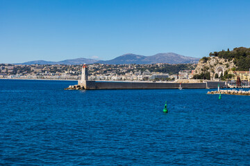 Phare de Nice marquant l'entrée du Port Lympia devant la Baie des Anges