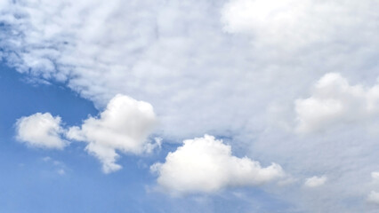 Obraz premium White fluffy cloud with blue sky background. Cloudscape background. 