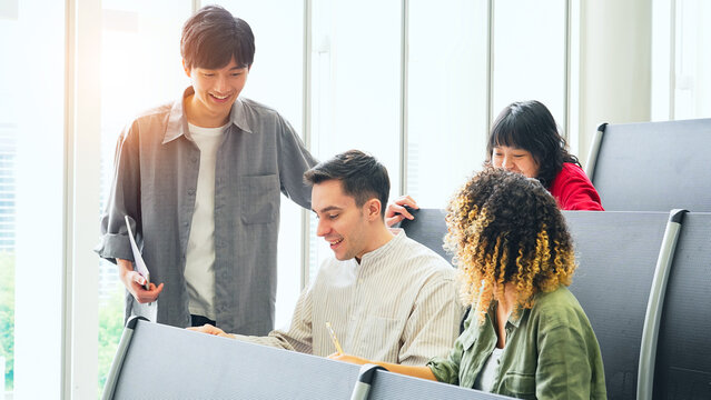 教室で会話する多国籍学生のグループ