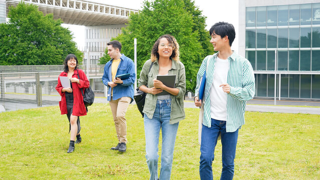 キャンパスを歩く多国籍の学生グループ