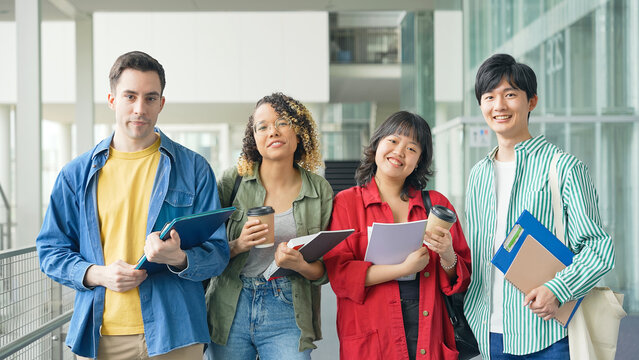 笑顔の多国籍学生グループ