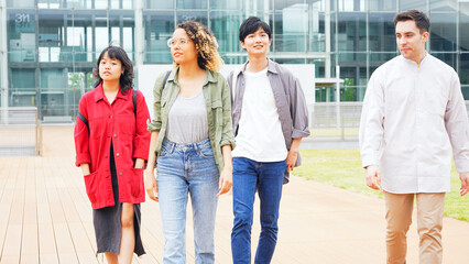 Obraz premium Multinational student group walking in college campus.