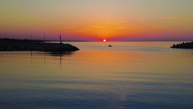 Tramonto sul mare con rondini che volteggiano