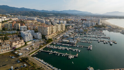 Obraz premium vista del puerto de Estepona en la costa del sol, Andalucía