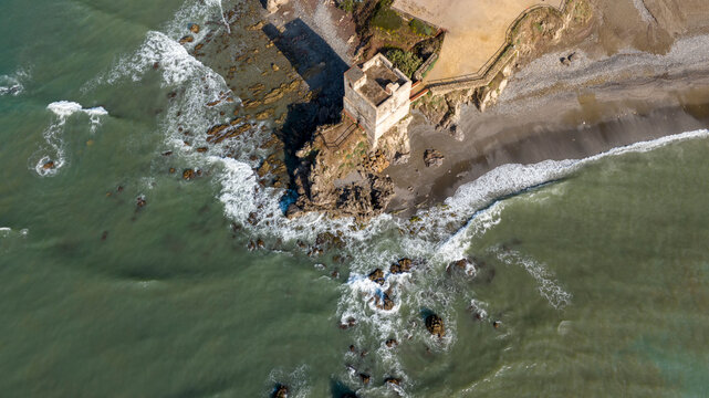 torre de la sal en la playa del municipio de Casares, Andaluc&iacute;a