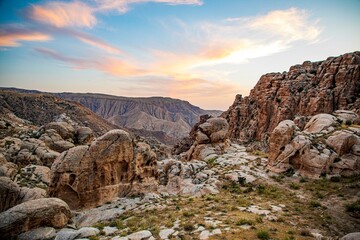 Obraz premium Panorama of Al- tafilah city and danna mountains- afra hot water مدينة الطفيلة وجبال محمية ضانا الرائعة وبحيرة لوط عليه السلام