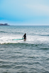 Fototapeta premium Un dia de surf en la costa 