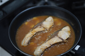 ブリの味噌煮を作る様子