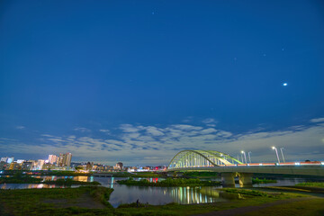Obraz premium 夜の東京都狛江市東和泉から多摩川越しに登戸方面(多摩水道橋,登戸,金星など)を見る