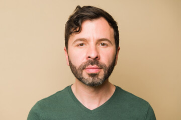 Obraz premium Handsome mid-adult man with a beard looking at the camera