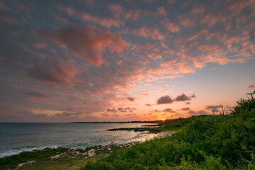 沖縄、伊良部島の渡久地の浜の美しい夕焼け空