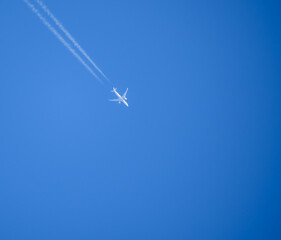 Czyste bezchmurne niebieskie niebo I biały ślad po lecącym samolocie - obrazy, fototapety, plakaty