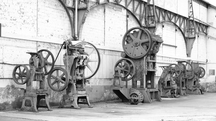 Machine ancienne pour la fabrication de pièces pour automobiles